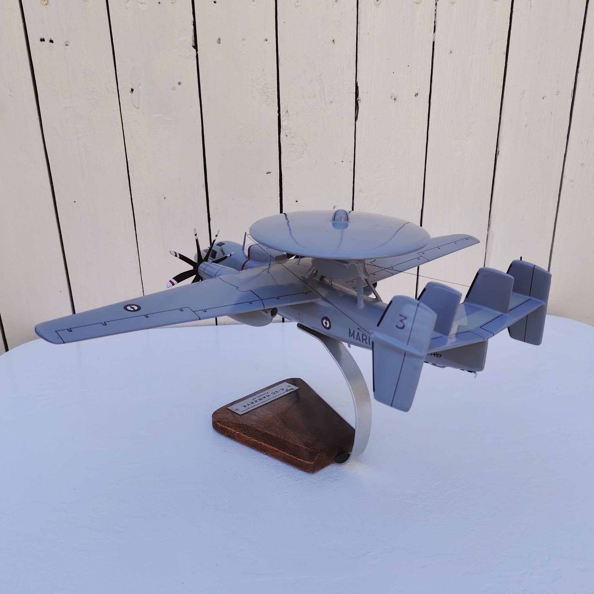 Maquette avion aux couleurs de la Flottille 4F de l'Aéronavale Française. Modèle: E2C-Hawkeye, Réalisation en bois massif, sculptée et peinte à la main. Sur socle en Acacia vernis avec plaquette gravée. De la marque Pilot station. Petites traces et rayures d'usage. Bon état général Dimensions : 37x49x 24 cm