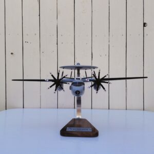 Maquette avion aux couleurs de la Flottille 4F de l'Aéronavale Française. Modèle: E2C-Hawkeye, Réalisation en bois massif, sculptée et peinte à la main. Sur socle en Acacia vernis avec plaquette gravée. De la marque Pilot station. Petites traces et rayures d'usage. Bon état général Dimensions : 37x49x 24 cm