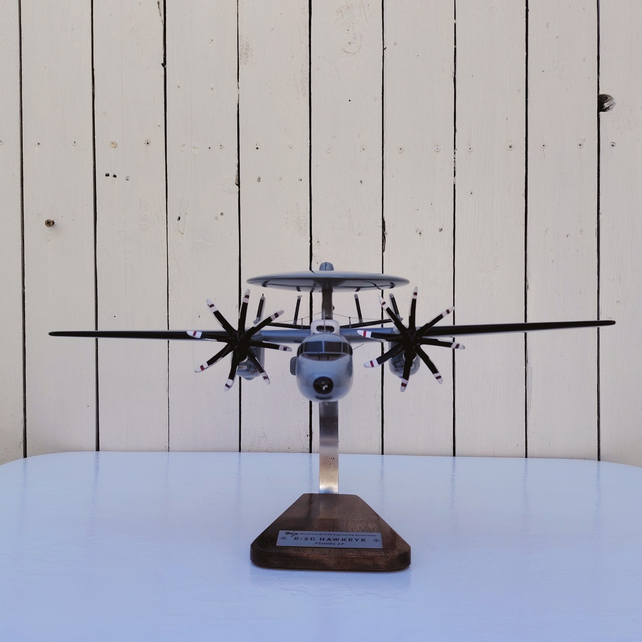 Maquette avion aux couleurs de la Flottille 4F de l'Aéronavale Française. Modèle: E2C-Hawkeye, Réalisation en bois massif, sculptée et peinte à la main. Sur socle en Acacia vernis avec plaquette gravée. De la marque Pilot station. Petites traces et rayures d'usage. Bon état général Dimensions : 37x49x 24 cm