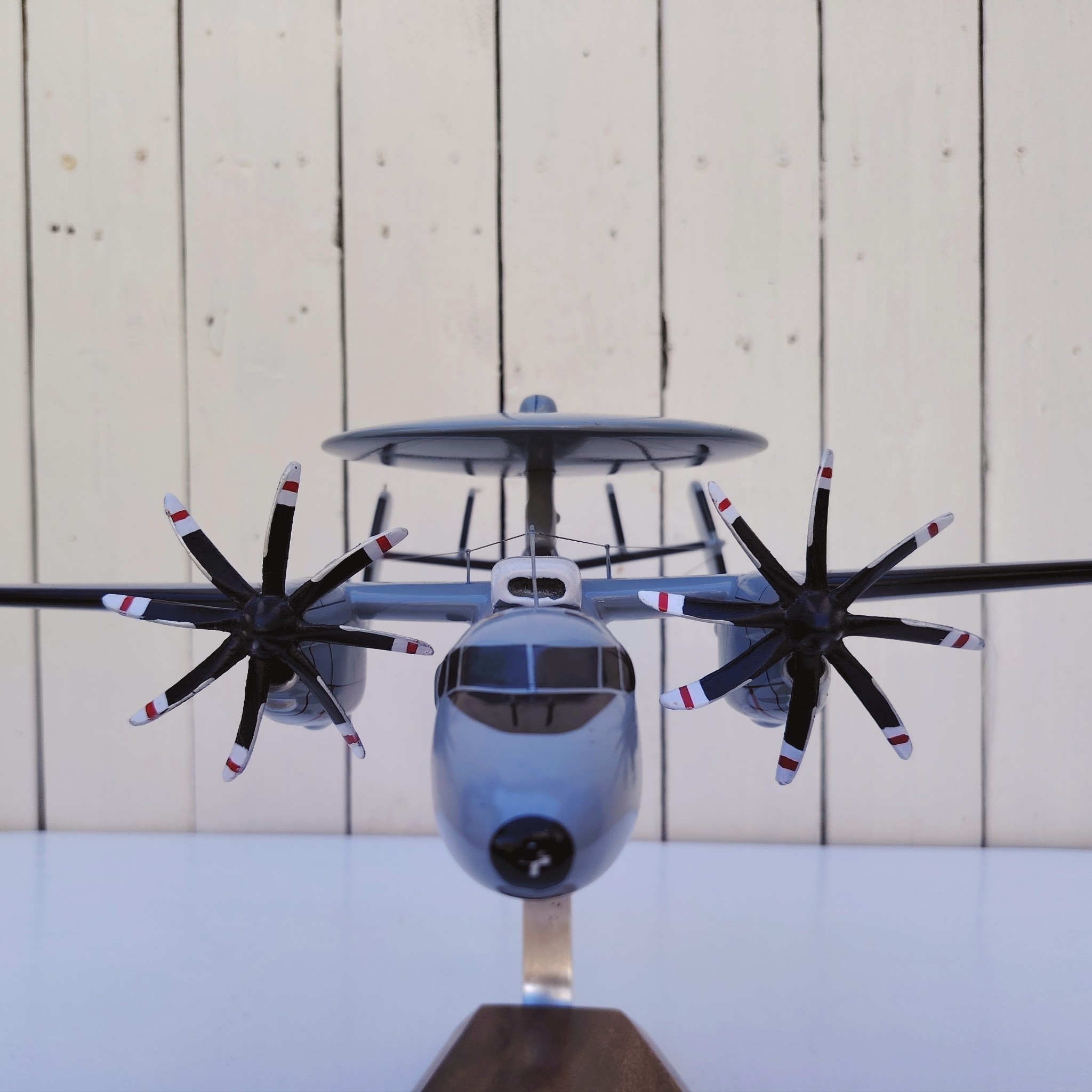 Maquette avion aux couleurs de la Flottille 4F de l'Aéronavale Française. Modèle: E2C-Hawkeye, Réalisation en bois massif, sculptée et peinte à la main. Sur socle en Acacia vernis avec plaquette gravée. De la marque Pilot station. Petites traces et rayures d'usage. Bon état général Dimensions : 37x49x 24 cm