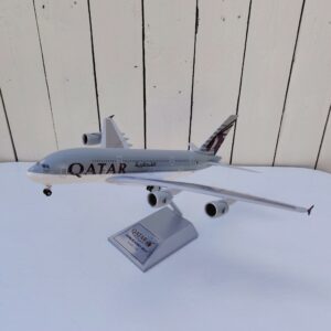 Maquette d'avion Airbus A380 de la compagnie Qatar Airways à l’échelle 1/200 , de la marque socatec. La maquette en métal peint. Bon état général. Dimensions : 36 x 40 x 21 cm