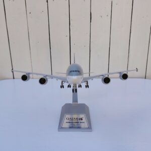Maquette d'avion Airbus A380 de la compagnie Qatar Airways à l’échelle 1/200 , de la marque socatec. La maquette en métal peint. Bon état général. Dimensions : 36 x 40 x 21 cm