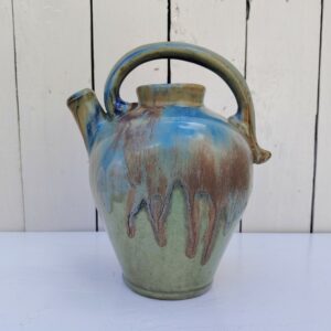 Pichet ou gargoulette en grès émaillé flammé , signé Gilbert Métenier sur le dessous. Très bon état. Hauteur : ~24 cm