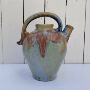 Pichet ou gargoulette en grès émaillé flammé , signé Gilbert Métenier sur le dessous. Très bon état. Hauteur : ~24 cm