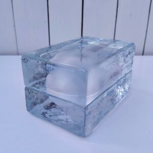 Lampe ampoule intitulée " Block lamp", fabriquée en suède créée par Harri Koskinen. Deux blocs de verre épais surperposés qui enferme une ampoule. Très bon état Dimensions : 16 x 10 x 10 cm