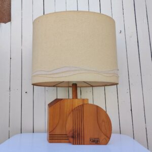 Grande lampe au design géométrique, datant des années 70, fabriqué par F.Senac artisan ébéniste du Gers. Signature au fer sur le devant, abat-jour d'origine. Petites rayures et traces d'usage, petites taches sur l'abat-jour. Bon état général. Hauteur avec abat-jour : 75 cm Dimensions pied : 35 x 36 x 13 cm