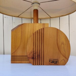Grande lampe au design géométrique, datant des années 70, fabriqué par F.Senac artisan ébéniste du Gers. Signature au fer sur le devant, abat-jour d'origine. Petites rayures et traces d'usage, petites taches sur l'abat-jour. Bon état général. Hauteur avec abat-jour : 75 cm Dimensions pied : 35 x 36 x 13 cm