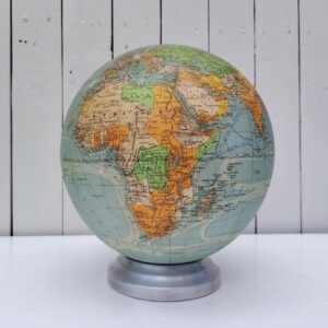 Beau globe lumineux art déco, pied en aluminium, globe en verre recouvert d'une carte du monde en papier, par le géographe M.Picquart et édité par Perrina Carte un peu jaunie sans gravité. Très bel état , quelques petits manques et petites  déchirures sur la carte sans réelle gravité.. Fonctionne très bien.  Hauteur : 30 cm Diamètre : 26 cm