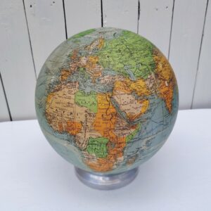 Beau globe lumineux art déco, pied en aluminium, globe en verre recouvert d'une carte du monde en papier, par le géographe M.Picquart et édité par Perrina Carte un peu jaunie sans gravité. Très bel état , quelques petits manques et petites  déchirures sur la carte sans réelle gravité.. Fonctionne très bien.  Hauteur : 30 cm Diamètre : 26 cm