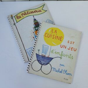 Deux livres : la pâtisserie et la cuisine est jeu d'enfant par Michel Oliver , le fils du célèbre cuisinier Raymond Oliver. Deux éditions originales de 1963 et 1964. Les gabarits sont présents en entier, non coupés. Les couvertures sont légèrement frottées, les coins cornés et rapés, petites taches à l'intérieur. Dos spiralé. Bon état général  Dimensions : 32 x 26,5 cm