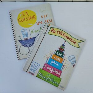 Deux livres : la pâtisserie et la cuisine est jeu d'enfant par Michel Oliver , le fils du célèbre cuisinier Raymond Oliver. Deux éditions originales de 1963 et 1964. Les gabarits sont présents en entier, non coupés. Les couvertures sont légèrement frottées, les coins cornés et rapés, petites taches à l'intérieur. Dos spiralé. Bon état général  Dimensions : 32 x 26,5 cm