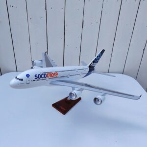 Maquette d'avion airbus A 380 socomore , avion en résine peint. Petites traces et rayures sans gravité. Dimensions : 48 x 52 x 24 cm