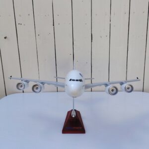 Maquette d'avion airbus A 380 socomore , avion en résine peint. Petites traces et rayures sans gravité. Dimensions : 48 x 52 x 24 cm