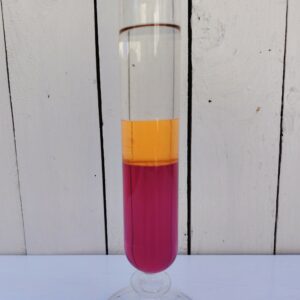 Tube en verre décoratif  datant des années 70, remplit partiellement de trois liquides qui permettent une fois mélangés de comprendre la question de la densité des éléments liquide. Bel objet décoratif , très space age, pop. Très bon état. Hauteur : 34 cm
