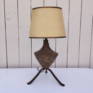 Lampe tripode en métal doré patiné bronze par Max Bre , datant des années 70. Abat-jour et électrification d'origine. Signé en creux. Bon état général . Hauteur avec abat-jour : 40 cm
