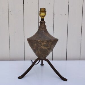 Lampe tripode en métal doré patiné bronze par Max Bre , datant des années 70. Abat-jour et électrification d'origine. Signé en creux. Bon état général . Hauteur avec abat-jour : 40 cm