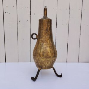 Lampe tripode en métal doré par Max Bre , datant des années 70. électrification à faire. Signé en creux. Bon état général . Hauteur : 38 cm