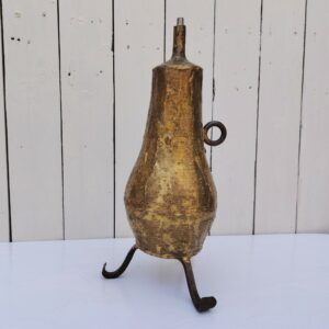 Lampe tripode en métal doré par Max Bre , datant des années 70. électrification à faire. Signé en creux. Bon état général . Hauteur : 38 cm