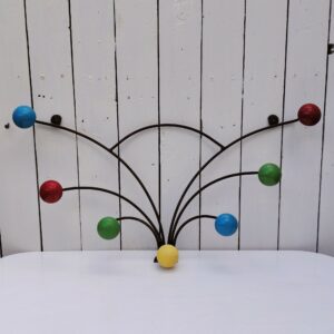 Porte-manteaux mural datant des années 50 , structure en métal  finissant par des boules de bois colorées. Traces de corrosion la peinture de la structure a quasiment disparue. Les couleurs des boules de bois sont encore bien vives. Bon état général. Dimensions : 65 x 37 x 10 cm