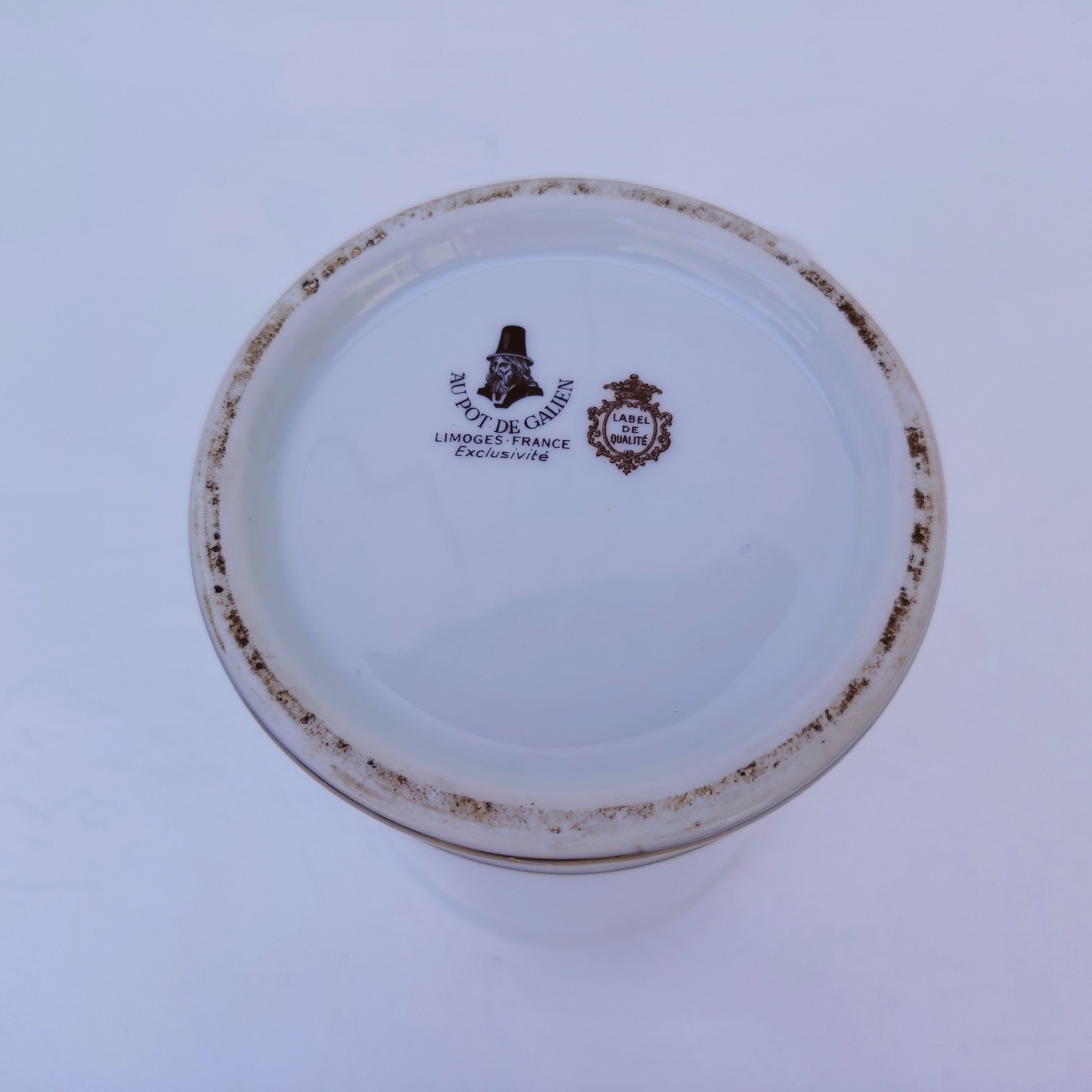 Grand pot d'apothicaire en porcelaine de Limoges.  Inscription : " Esprit de Vénus" Petit manque de  dorure sur le contour du couvercle. Très bon état Hauteur avec couvercle :  28 cm Diamètre : 11 cm