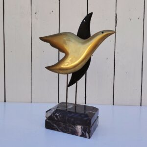 Sculpture représentant des oiseaux stylisés en bronze. L'un en bronze doré et l'autre en bronze patiné noir. Socle en marbre. Signée et numérotée 3/8 . Signature à identifier. Petites rayures sans gravité. Bon état général Hauteur : 27, 5 cm Dimensions socle : 11 x 8 cm