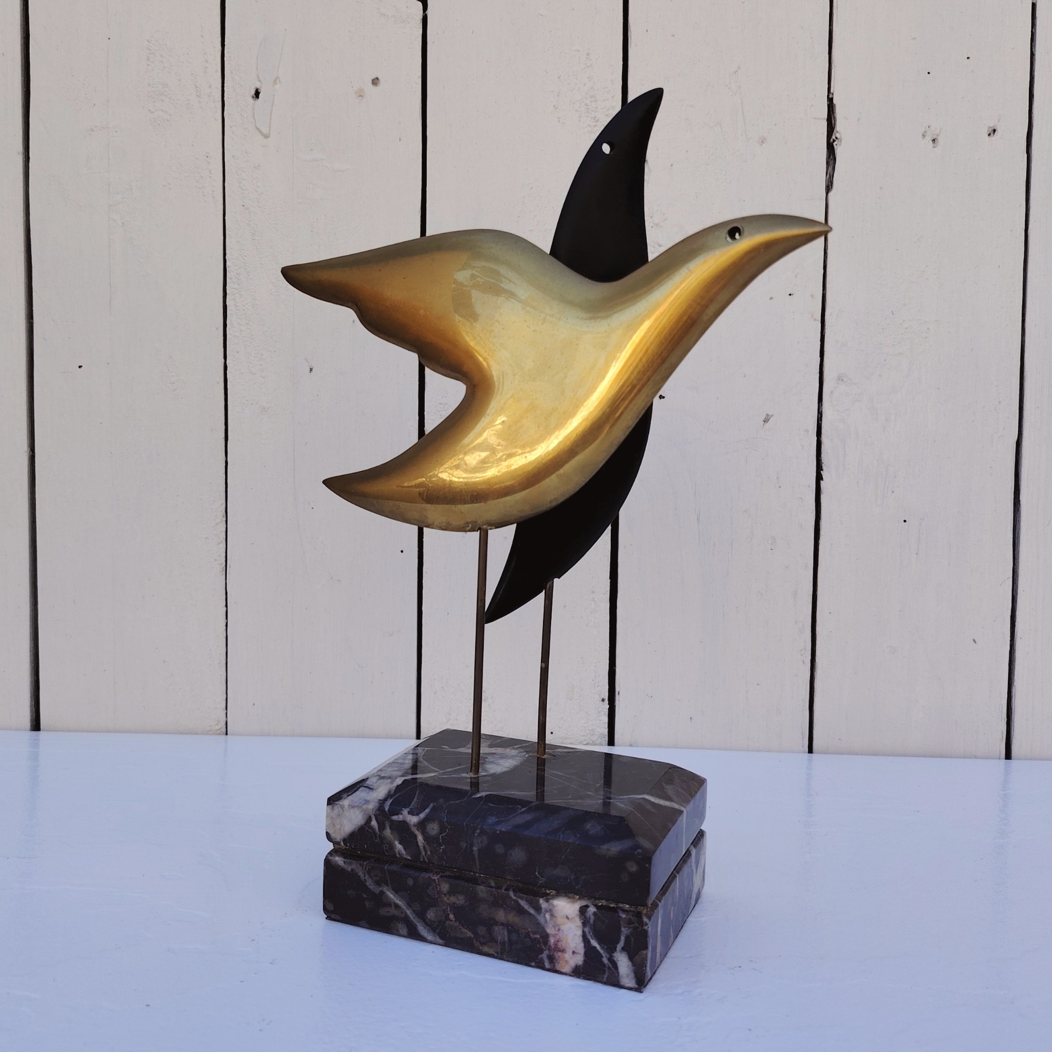 Sculpture représentant des oiseaux stylisés en bronze. L'un en bronze doré et l'autre en bronze patiné noir. Socle en marbre. Signée et numérotée 3/8 . Signature à identifier. Petites rayures sans gravité. Bon état général Hauteur : 27, 5 cm Dimensions socle : 11 x 8 cm