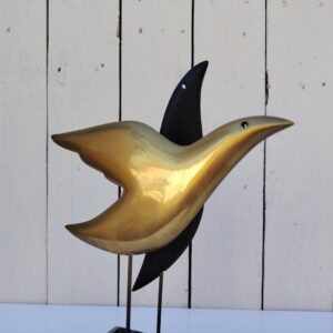 Sculpture représentant des oiseaux stylisés en bronze. L'un en bronze doré et l'autre en bronze patiné noir. Socle en marbre. Signée et numérotée 3/8 . Signature à identifier. Petites rayures sans gravité. Bon état général Hauteur : 27, 5 cm Dimensions socle : 11 x 8 cm
