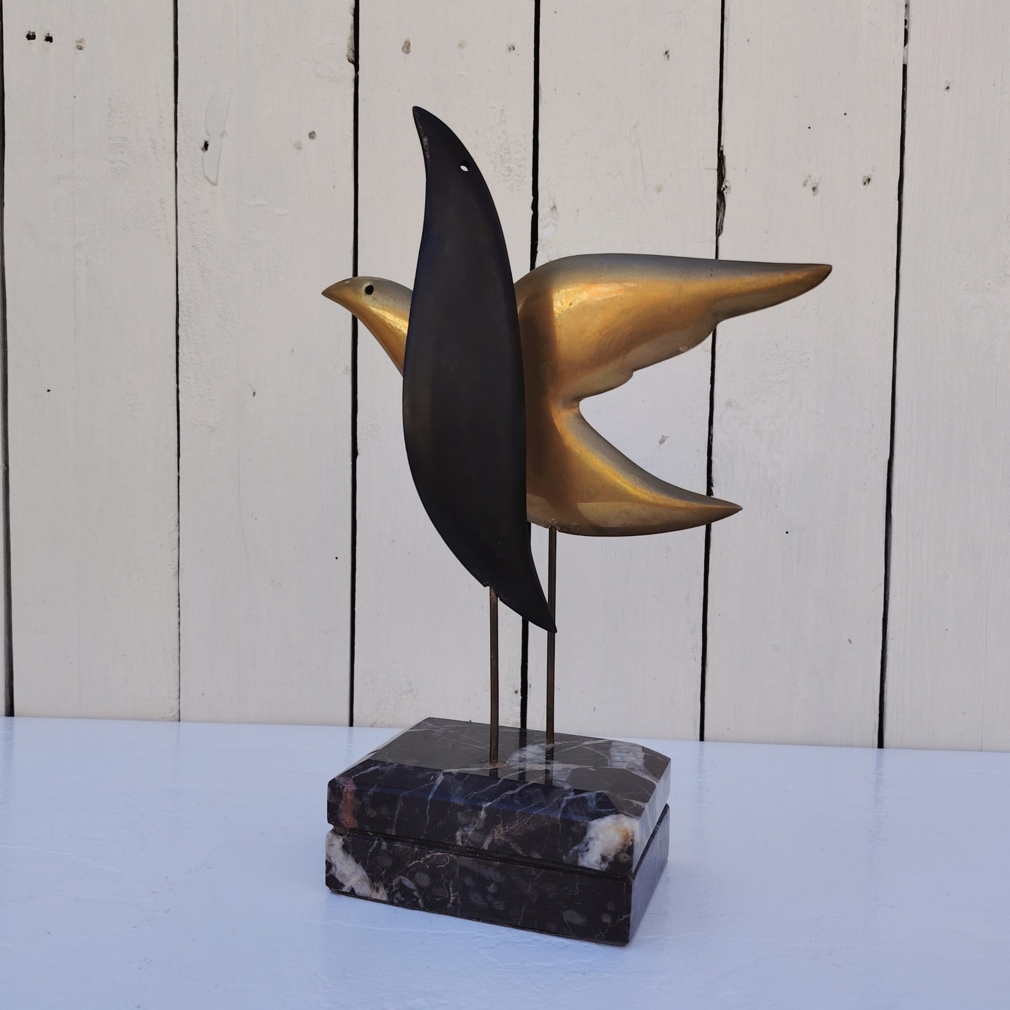 Sculpture représentant des oiseaux stylisés en bronze. L'un en bronze doré et l'autre en bronze patiné noir. Socle en marbre. Signée et numérotée 3/8 . Signature à identifier. Petites rayures sans gravité. Bon état général Hauteur : 27, 5 cm Dimensions socle : 11 x 8 cm