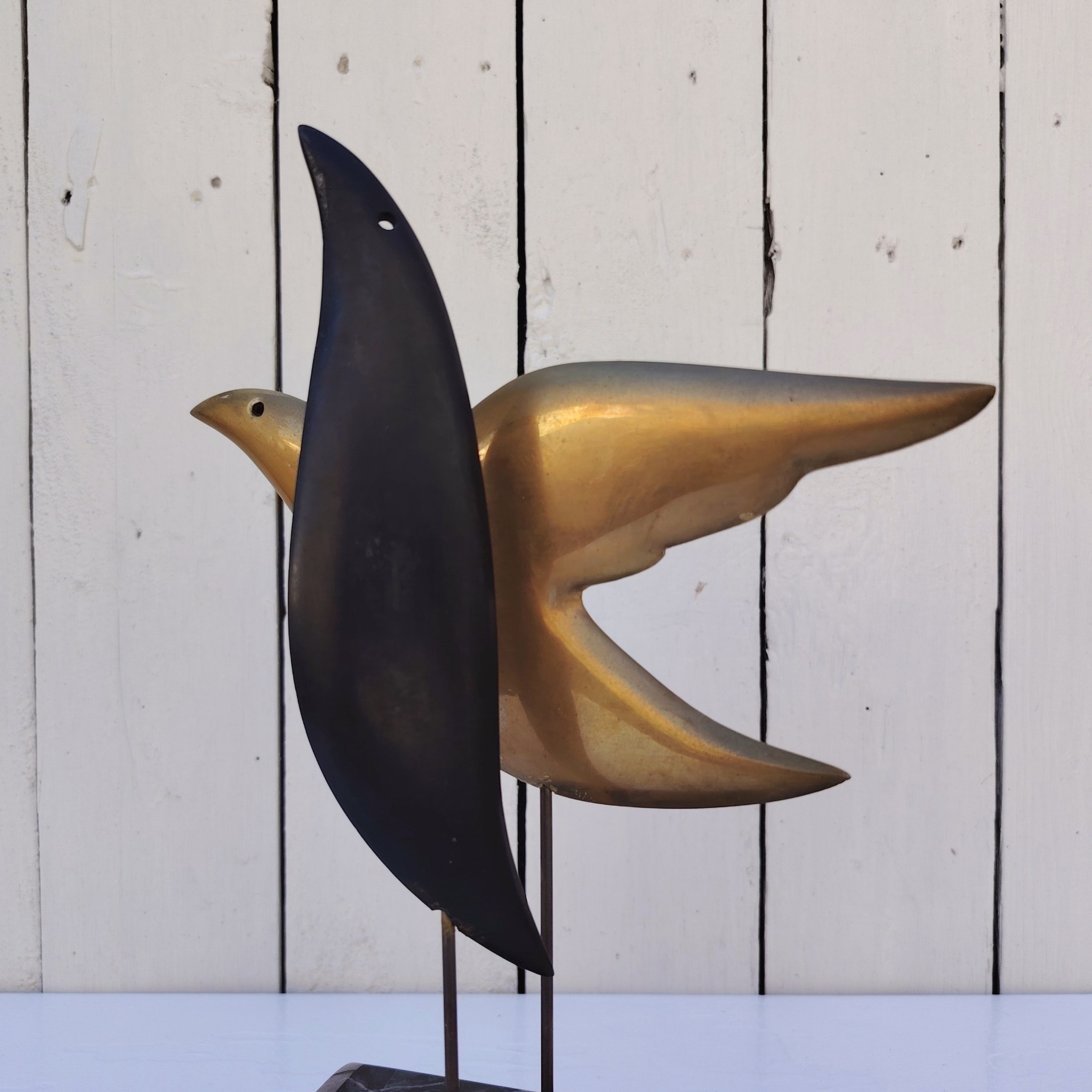 Sculpture représentant des oiseaux stylisés en bronze. L'un en bronze doré et l'autre en bronze patiné noir. Socle en marbre. Signée et numérotée 3/8 . Signature à identifier. Petites rayures sans gravité. Bon état général Hauteur : 27, 5 cm Dimensions socle : 11 x 8 cm