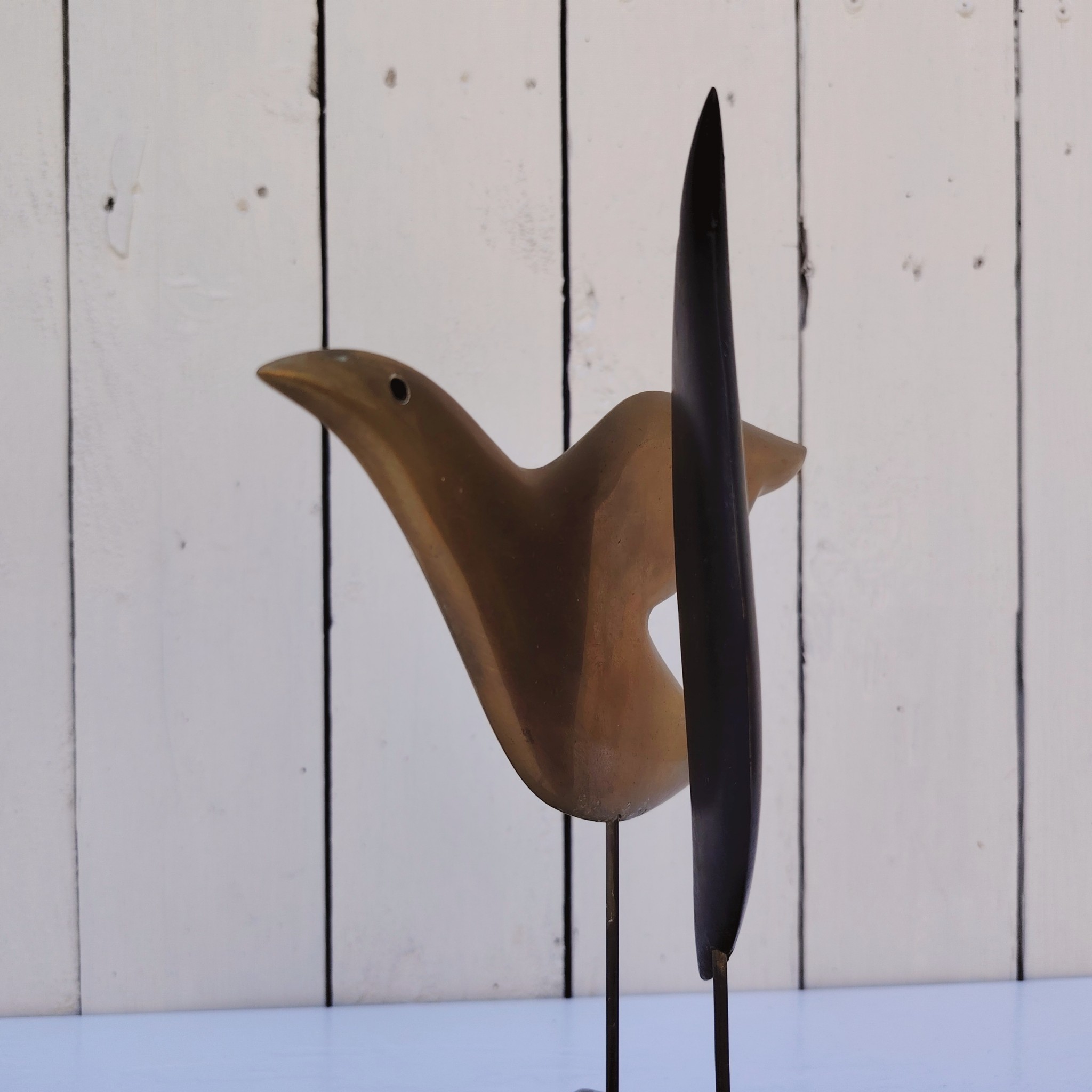 Sculpture représentant des oiseaux stylisés en bronze. L'un en bronze doré et l'autre en bronze patiné noir. Socle en marbre. Signée et numérotée 3/8 . Signature à identifier. Petites rayures sans gravité. Bon état général Hauteur : 27, 5 cm Dimensions socle : 11 x 8 cm