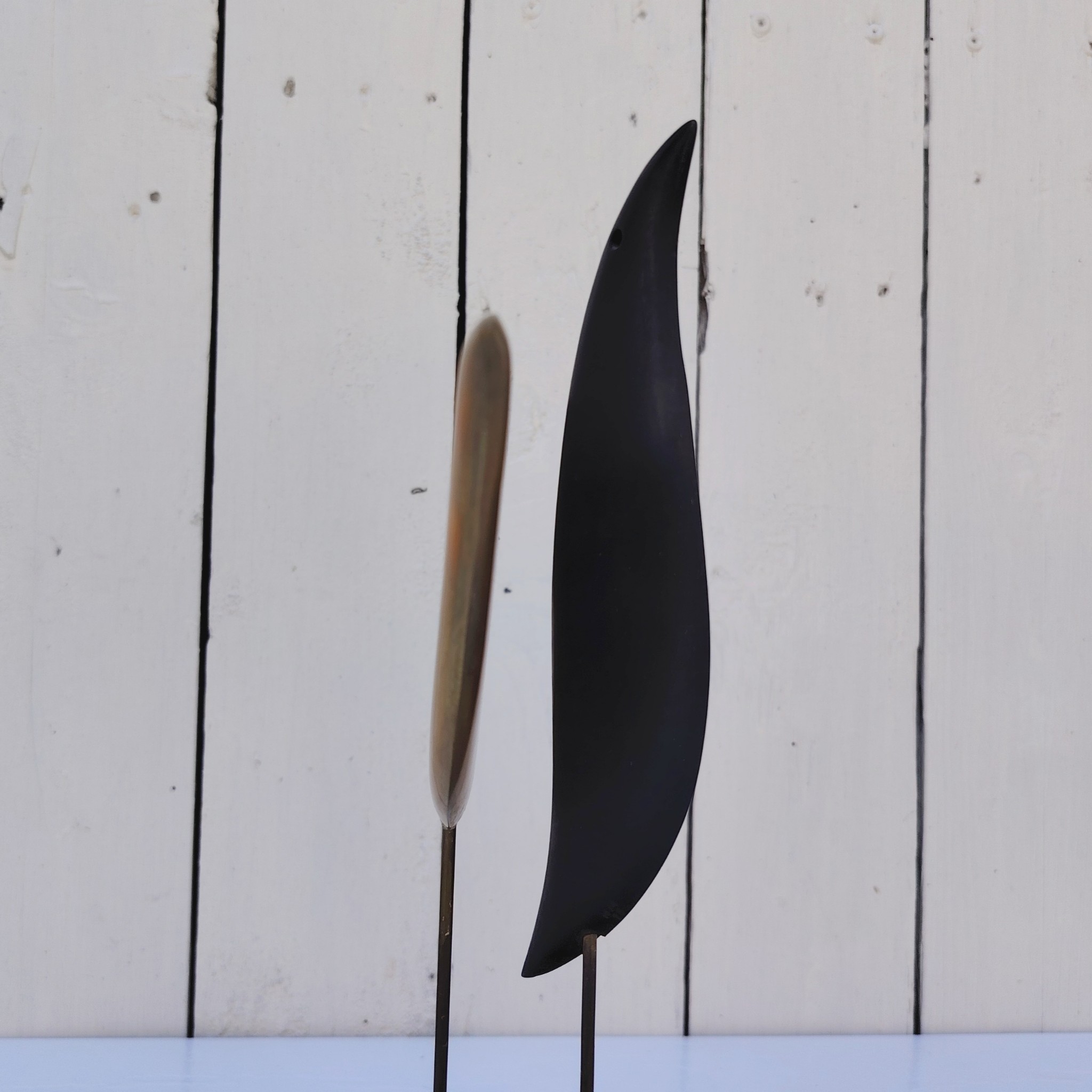 Sculpture représentant des oiseaux stylisés en bronze. L'un en bronze doré et l'autre en bronze patiné noir. Socle en marbre. Signée et numérotée 3/8 . Signature à identifier. Petites rayures sans gravité. Bon état général Hauteur : 27, 5 cm Dimensions socle : 11 x 8 cm
