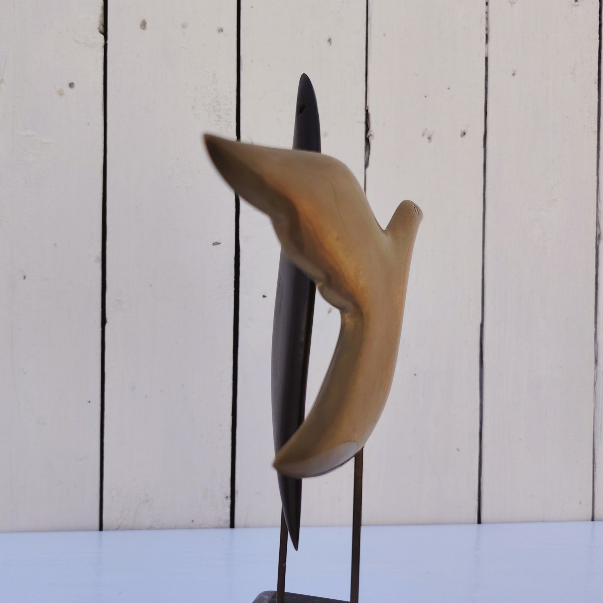 Sculpture représentant des oiseaux stylisés en bronze. L'un en bronze doré et l'autre en bronze patiné noir. Socle en marbre. Signée et numérotée 3/8 . Signature à identifier. Petites rayures sans gravité. Bon état général Hauteur : 27, 5 cm Dimensions socle : 11 x 8 cm
