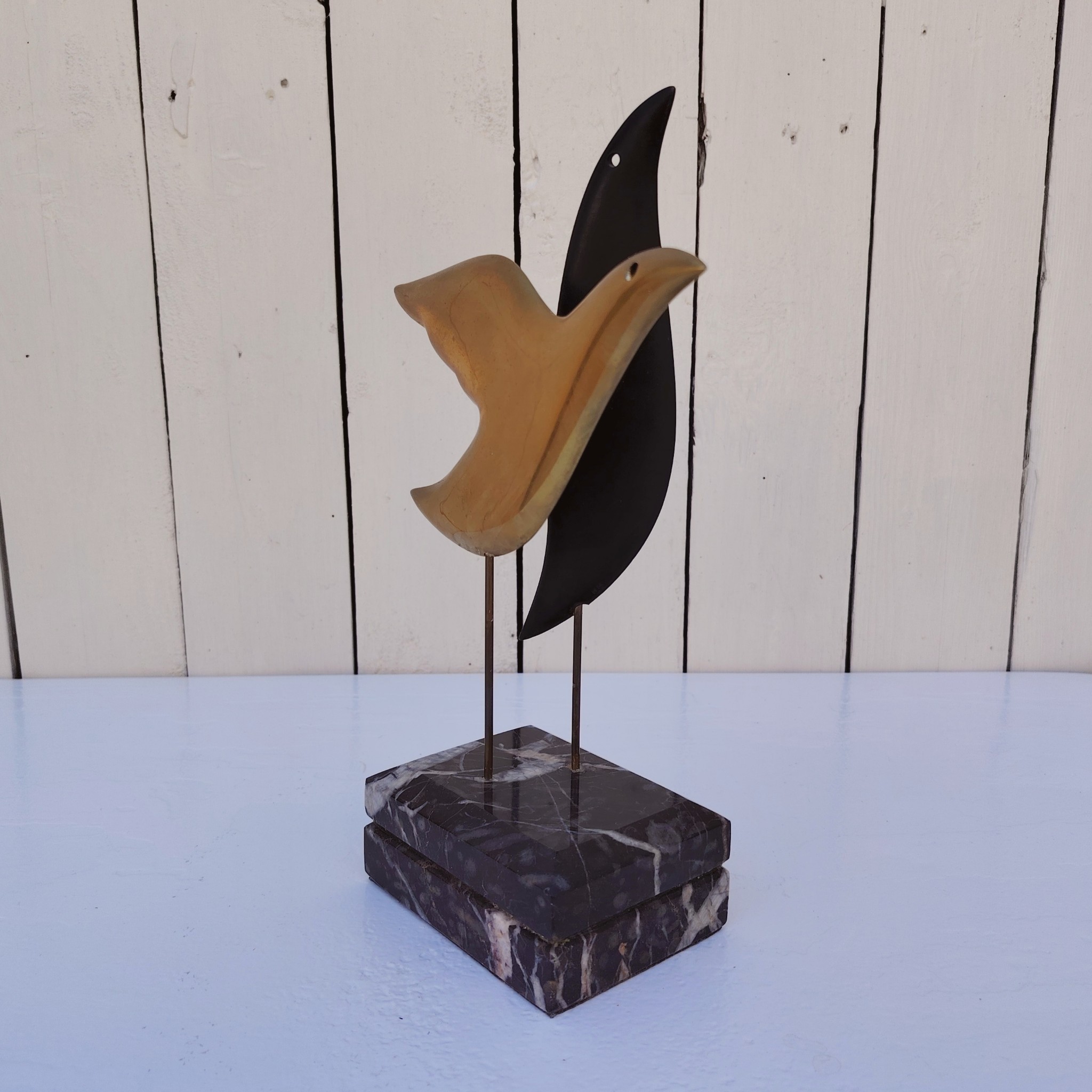 Sculpture représentant des oiseaux stylisés en bronze. L'un en bronze doré et l'autre en bronze patiné noir. Socle en marbre. Signée et numérotée 3/8 . Signature à identifier. Petites rayures sans gravité. Bon état général Hauteur : 27, 5 cm Dimensions socle : 11 x 8 cm