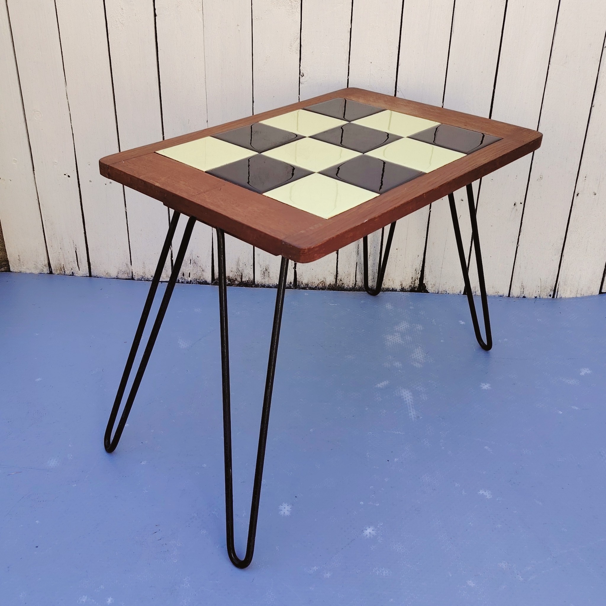 Table d'appoint ou bout de canapé pliant datant des années 50, en bois vernis et carrelage en son centre. Pieds trombones en métal noir.  Rayures et traces d'usage. Bon état général Hauteur : 48,5 cm Dimensions plateau : 60 x 40 cm