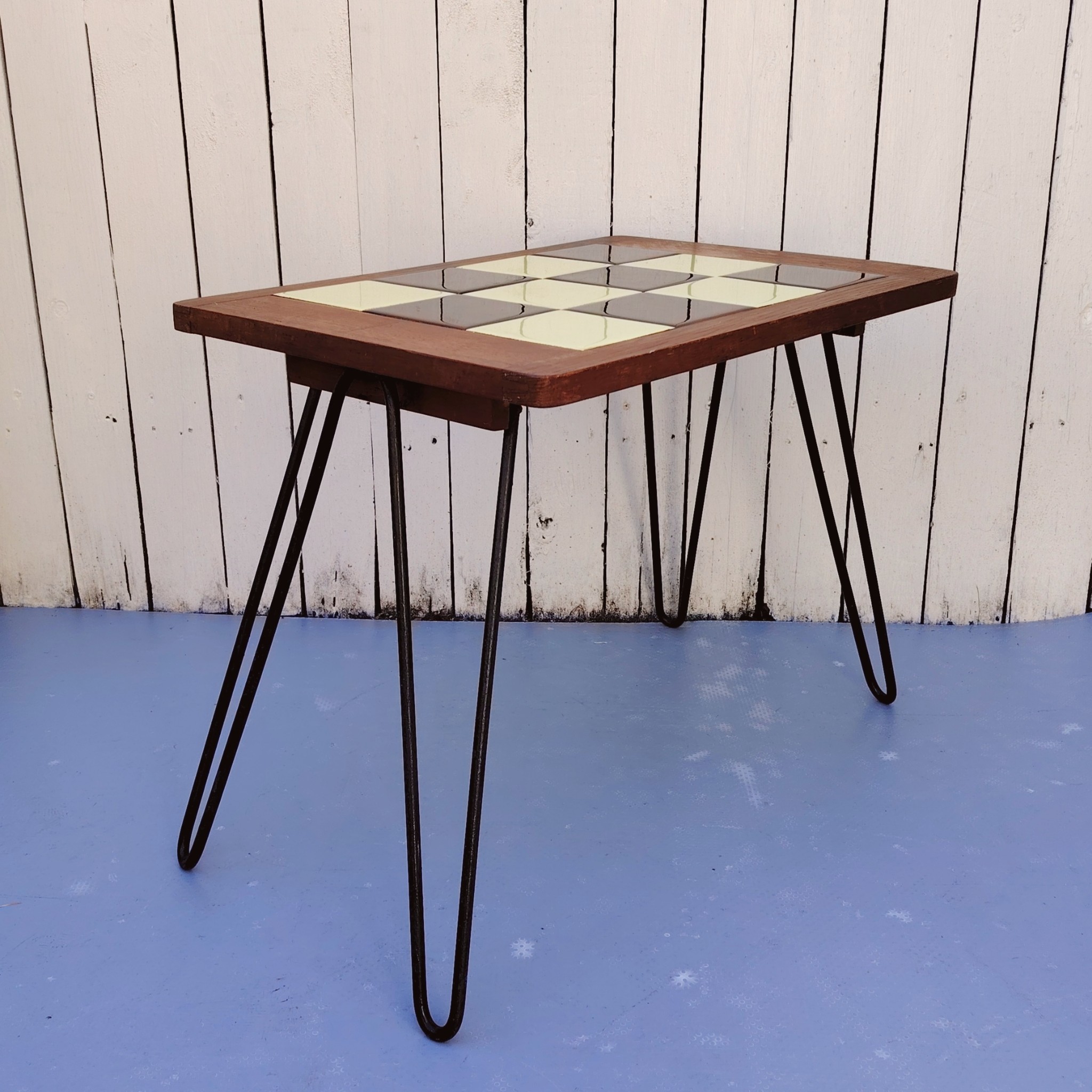Table d'appoint ou bout de canapé pliant datant des années 50, en bois vernis et carrelage en son centre. Pieds trombones en métal noir.  Rayures et traces d'usage. Bon état général Hauteur : 48,5 cm Dimensions plateau : 60 x 40 cm