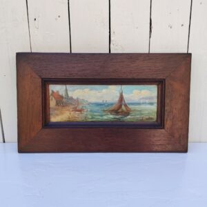 Gouache sur panneau de bois, représentant un voilier partant sur les flots. en arrière plan une maison avec des personnages. Signé S leleu. Encadrement bois. Gravé à l'arrière " Fait par le père de ma grand-mère maternelle" Bon état général Dimensions : 41 x 24 cm Dimensions tableau : 28 x 10 cm