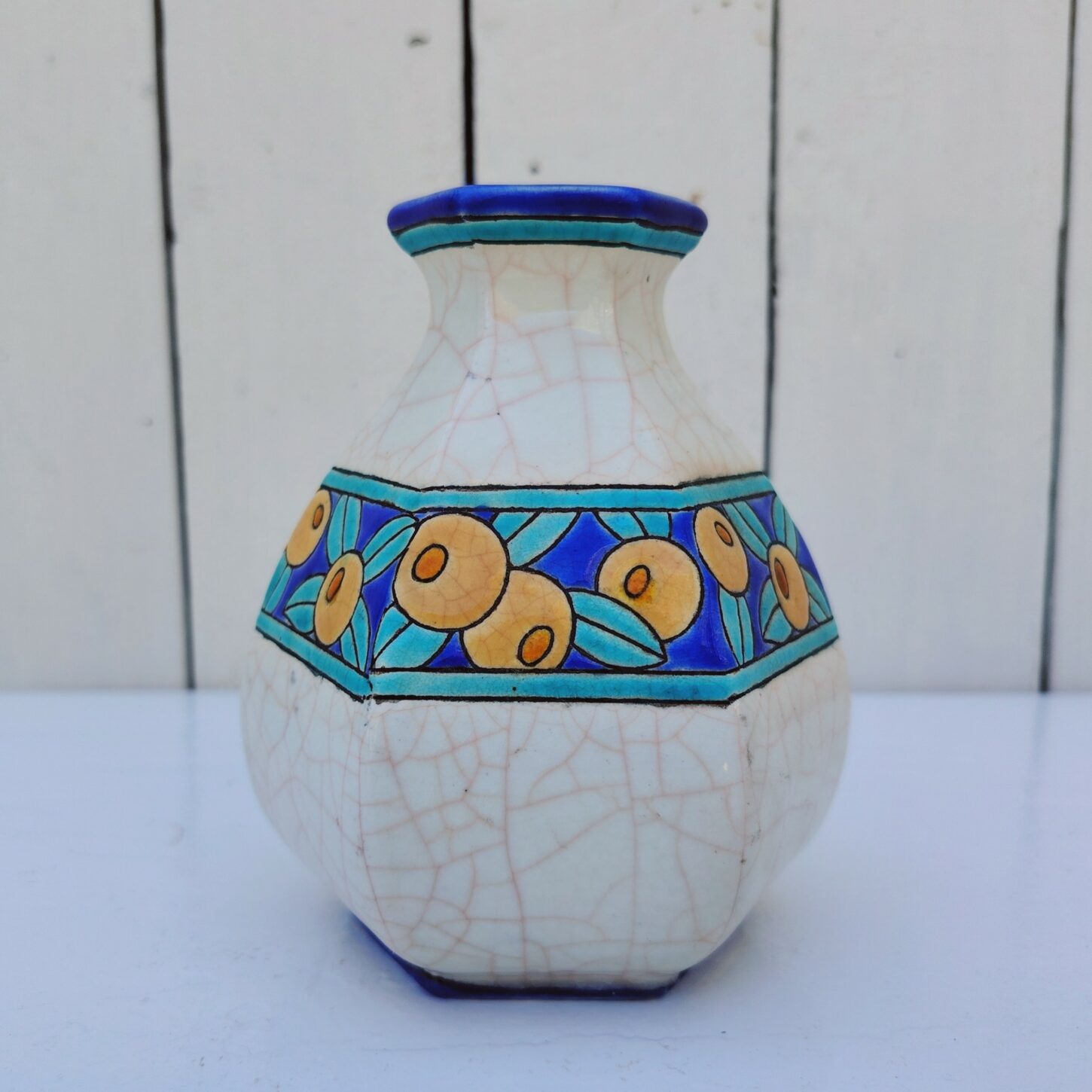 Vase en céramique de Longwy, à décor floral émaillé fait à la main. Cachet de la manufacture sur le dessous. Très bon état Hauteur : 13,5 cm