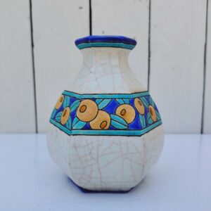 Vase en céramique de Longwy, à décor floral émaillé fait à la main. Cachet de la manufacture sur le dessous. Très bon état Hauteur : 13,5 cm