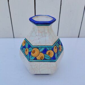 Vase en céramique de Longwy, à décor floral émaillé fait à la main. Cachet de la manufacture sur le dessous. Très bon état Hauteur : 13,5 cm