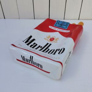 Grand vide poche en céramique représentant un paquet de cigarettes de la marque Marlboro. Petites rayures et traces d'usage sans gravité. Bon état général. Dimensions : 33 x 18 x 7 cm