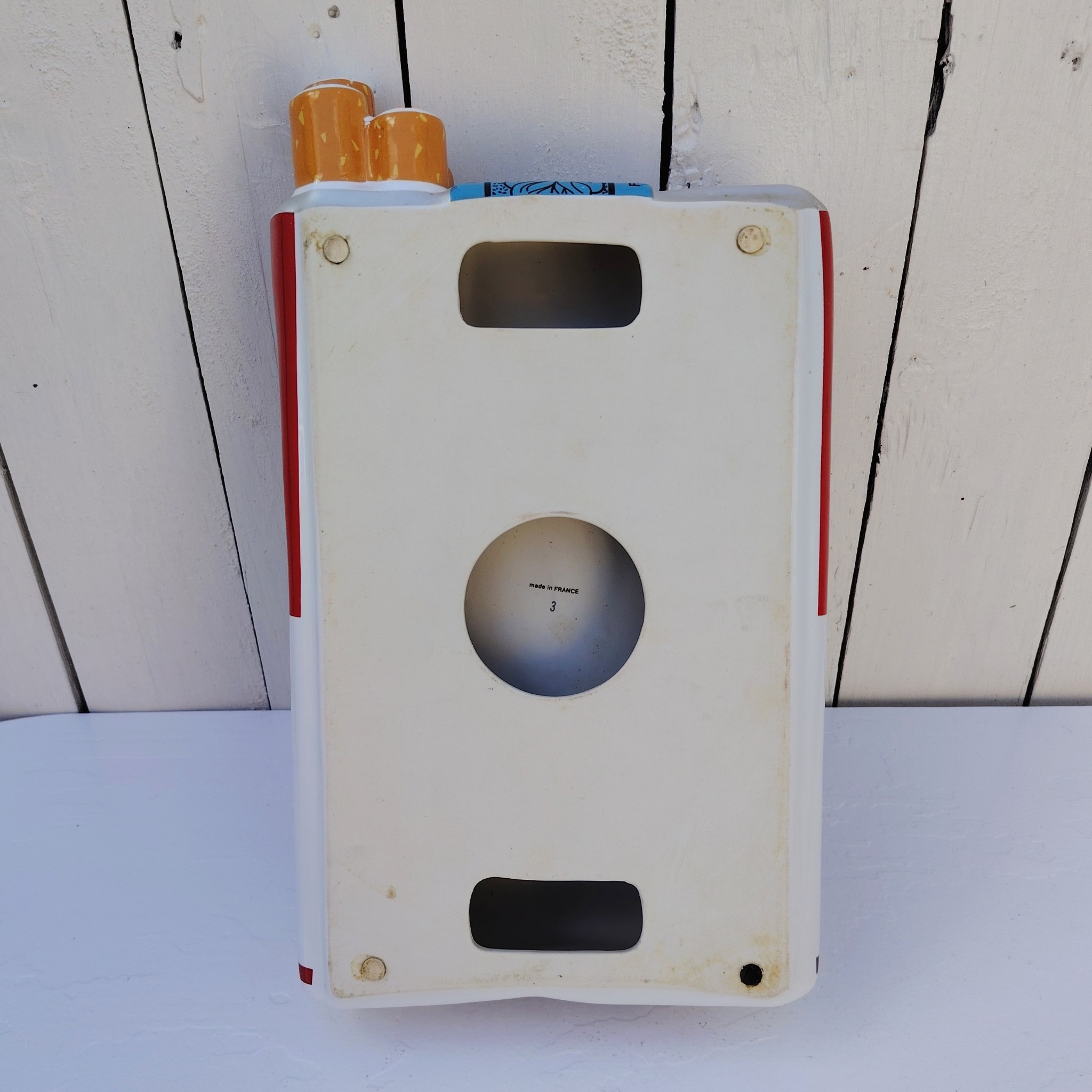Grand vide poche en céramique représentant un paquet de cigarettes de la marque Marlboro. Petites rayures et traces d'usage sans gravité. Bon état général. Dimensions : 33 x 18 x 7 cm