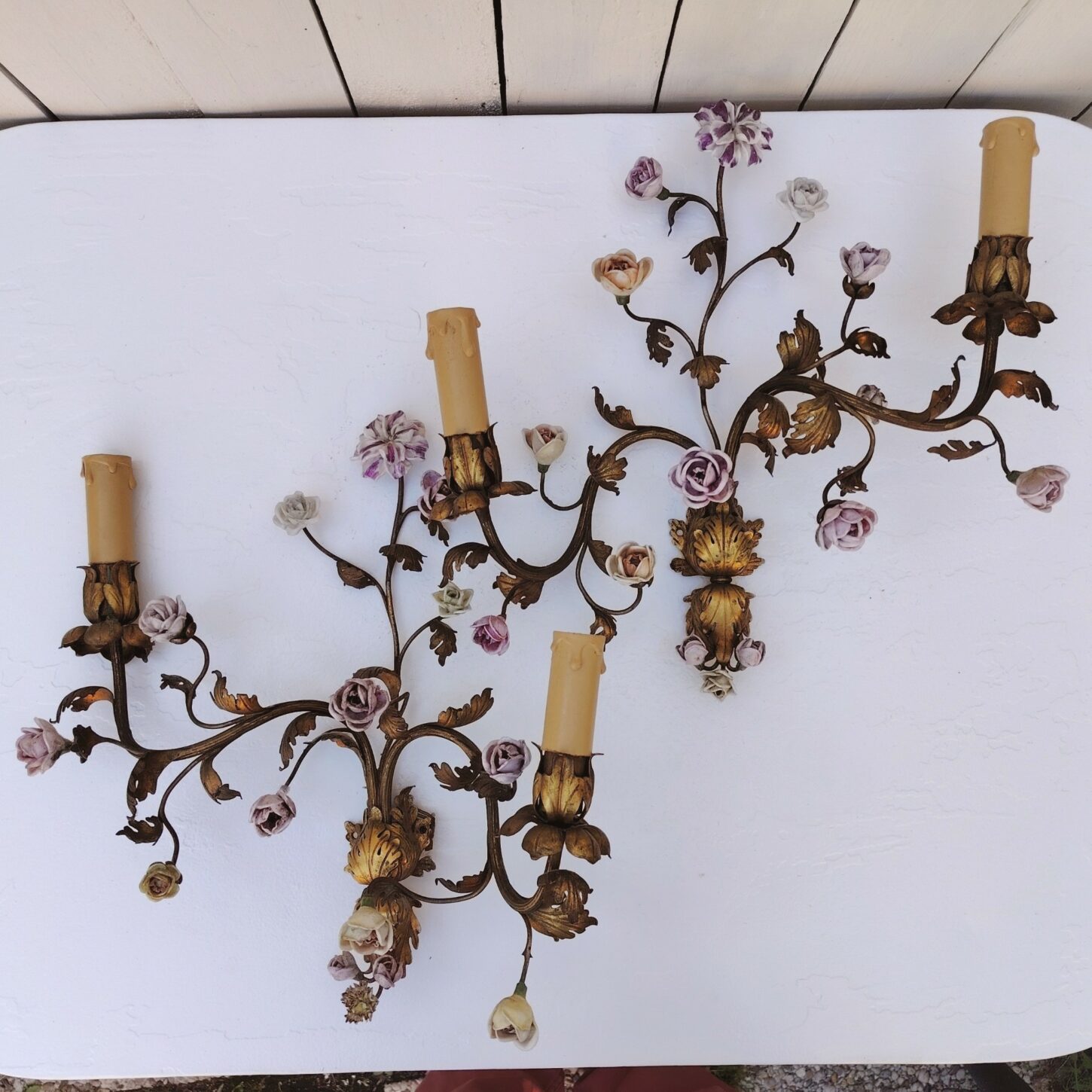 Paire d'appliques feuillages en bronze doré et fleur en porcelaine de Saxe  Quelques petites piqûres sur les feuilles et manques de dorure. Quelques bouts de pétales de fleurs cassés peu visible .  Bon état général. Hauteur : ~38 cm Largeur : ~38 cm