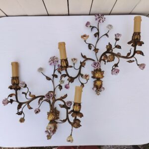 Paire d'appliques feuillages en bronze doré et fleur en porcelaine de Saxe  Quelques petites piqûres sur les feuilles et manques de dorure. Quelques bouts de pétales de fleurs cassés peu visible .  Bon état général. Hauteur : ~38 cm Largeur : ~38 cm