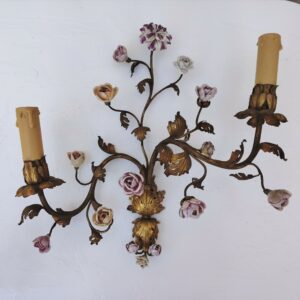 Paire d'appliques feuillages en bronze doré et fleur en porcelaine de Saxe  Quelques petites piqûres sur les feuilles et manques de dorure. Quelques bouts de pétales de fleurs cassés peu visible .  Bon état général. Hauteur : ~38 cm Largeur : ~38 cm