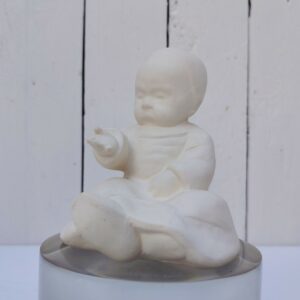 Statuette en biscuit brut , représentant un poupon par Berthe Savigny. N'a jamais été émaillé ce qui le rend plus rare. Excellent état Hauteur : 11,5 cm