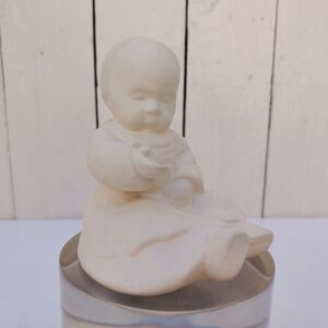 Statuette en biscuit brut , représentant un poupon par Berthe Savigny. N'a jamais été émaillé ce qui le rend plus rare. Excellent état Hauteur : 11,5 cm