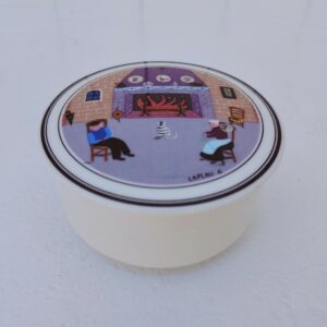 Boite en porcelaine Villeroy & Boch, décor naïf par Laplau. Décor d'un couple au coin du feu. Excellent état. Hauteur : 5 cm Diamètre : 10,5 cm