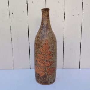 Bouteille en grès pyrité à décor de fougère., Par Alain Blanchard. Bon état. Hauteur  : 31 cm