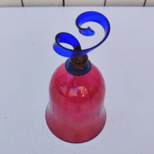 Cloche de service en verre soufflé de Murano, très belle sonnorité. Possède son fascicule de provenace. Excellent état  Hauteur : 15 cm Diamètre : 8 cm