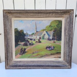 Huile sur panneau par le peintre Pierre Plouhince, représentant une fin de pardon devant la chapelle et le calvaire de la Trinité sur Plozevet dans le Finistère . Encadrement bois patiné, signature du peintre en bas à droite. Bon état général Dimensions : 61 x 53 cm